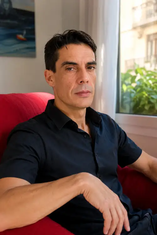 Retrato de Carlos Aranda Sánchez en un interior luminoso