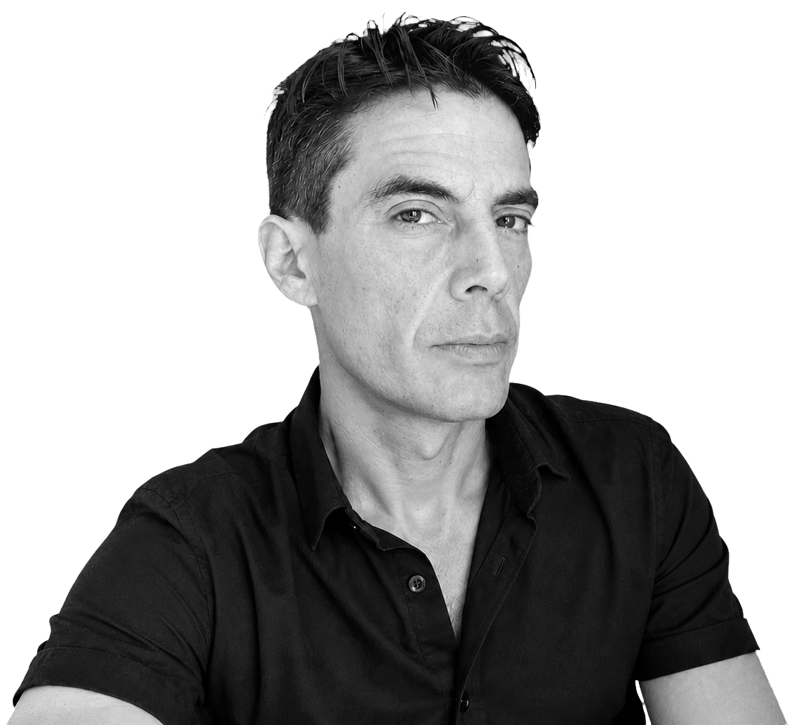Retrato editorial en blanco y negro de Carlos Aranda Sánchez